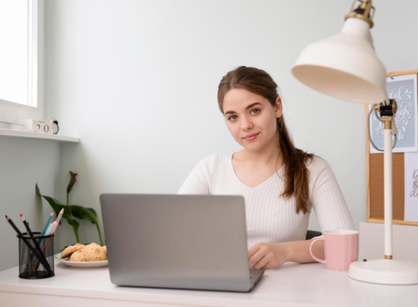 Teilnehmerin arbeitet konzentriert an ihrer Finanzplanung mit Laptop und Unterlagen