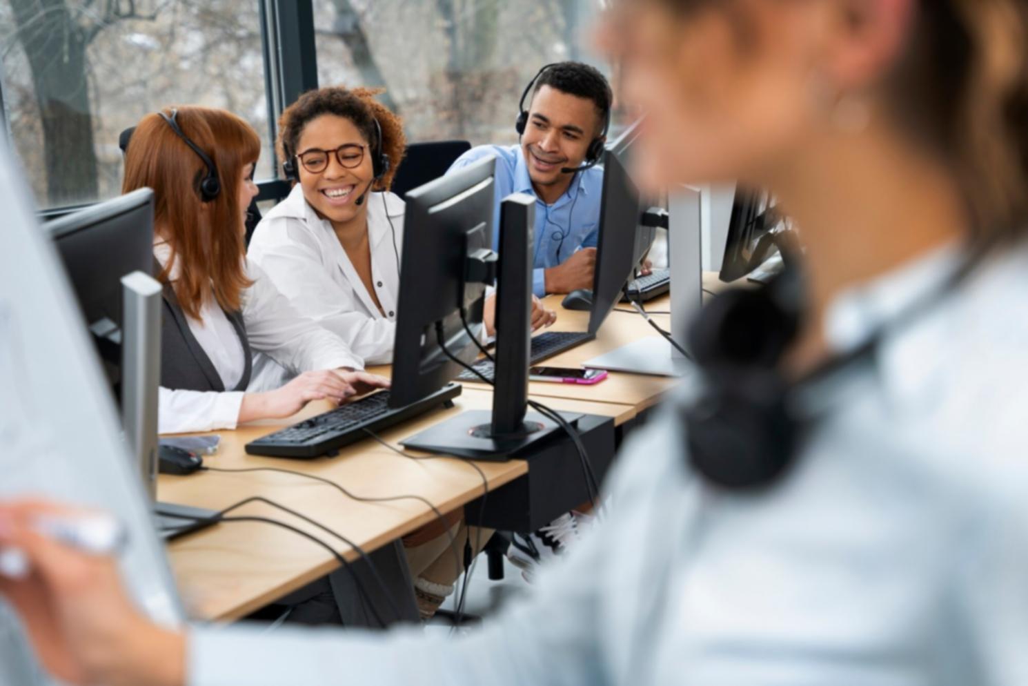 Moderne Arbeitsumgebung mit Finanzplanungstools und professioneller Ausstattung